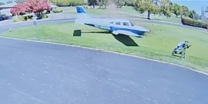 H στιγμή της αναγκαστικής προσγείωσης του μικρού αεροπλάνου σε γήπεδο γκολφ στο Σακραμέντο