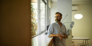 Άγγελος Μπράτης: «Όταν οι γυναίκες δοκιμάζουν ένα φόρεμά μου, συχνά λένε ότι νιώθουν σαν να μην φορούν τίποτα»