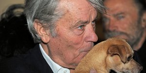 Η αγάπη του Αλέν Ντελόν για τα σκυλιά ήταν γνωστή 