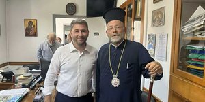 Ο Νίκος Ανδρουλάκης με τον Μητροπολίτη Σελευκείας