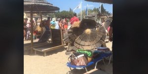 Μίνι-ανεμοστρόβιλος στην Βουλιαγμένη σήκωσε ομπρέλες και ξαπλώστρες 