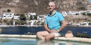 Ο Άρης Σπηλιωτόπουλος από την πισίνα στην Πάτμο και πολύχρωμο μαγιό, εύχεται «καλό καλοκαίρι»