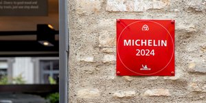 Σήμανση του οδηγού Michelin για την αριστεία του εστιατορίου κρέμεται σε τοίχο στο Βίλνιους της Λιθουανίας