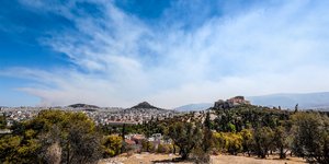 Καπνός πάνω από την Αθήνα, από την μεγάλη πυρκαγιά στα βορειοανατολικά της πρωτεύουσας 