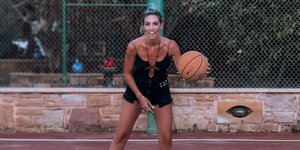 Η Αθηνά Οικονομάκου δημοσίευσε φωτογραφίες της από ένα γήπεδο μπάσκετ