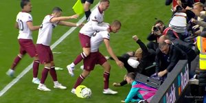 Ball boy καταπλακώθηκε από διαφημιστική πινακίδα στην Premier League