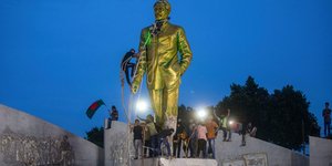 Μπανγκλαντές: Διαδηλωτές γκρεμίζουν το άγαλμα του πατέρα της πρωθυπουργού που εγκατέλειψε τη χώρα