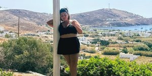 Η Δανάη Μπάρκα στη Σέριφο 