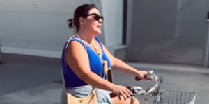 Η Δανάη Μπάρκα κάνει ποδήλατο στη Βαλένθια