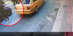 Στιγμιότυπο από το βίντεο με την σύλληψη της υπαλλήλου του ΕΦΚΑ