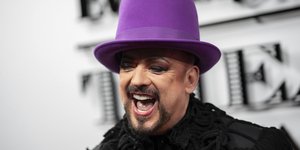 Boy George μωβ καπελο