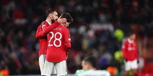 Μπρύνο Φερνάντες κια Φακούντο Πελίστρι αγκαλιασμένοι με τις φανέλες της Γιουνάιτεντ 