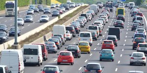 Κίνηση αυτοκινήτων σε δρόμο της Ευρώπης 