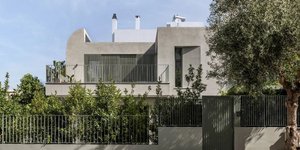 Πώς ένα σπίτι του '60, στον Χολαργό, ανακαινίστηκε και μοιάζει σαν να χτίστηκε τώρα -Με χρώμα έκπληξη στο εσωτερικό