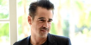 Ο Κόλιν Φάρελ με μαύρο κοστούμι