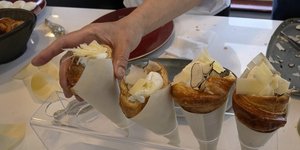 Το ιδιότυπο κρουασάν-χωνάκι με πουρέ αγκινάρας, αβγό ποσέ, τρούφα και τυρί, που θα σερβίρει η σεφ Αμαντίν Σενιό στους αθλητές στο Ολυμπιακό Χωριό στο Παρίσι / Φωτογραφία: AP Photo 