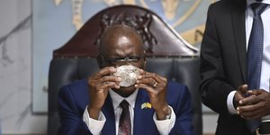 Ο πρόεδρος της Μποτσουάνα Mokgweetsi Masisi κρατά το διαμάντι 2.492 καρατίων που ανακαλύφθηκε σε ένα από τα ορυχεία της