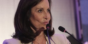 Αννα Διαμαντοπουλου μιλαει μικροφωνο