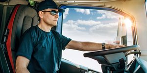 οδηγός με καπέλο