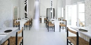 Τραπέζια καρέκλες εστιατόριο Liako Σύρος Ερμπούπολη