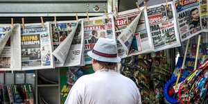 Πρωτοσέλιδα εφημερίδων στο περίπτερο