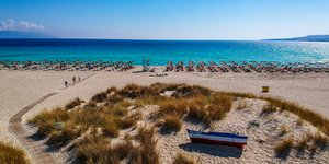 παραλια βαρκα ομπρελες