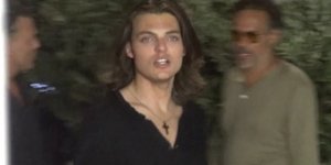 Ο γιος της Ελίζαμπεθ Χάρλεϊ απολαμβάνει τις διακοπές του στη Μύκονο