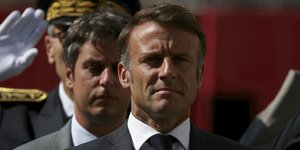 Ο Γάλλος πρόεδρος Εμανουέλ Μακρόν και πίσω του ο υπηρεσιακός πρωθυπουργός Γκαμπριέλ Ατάλ