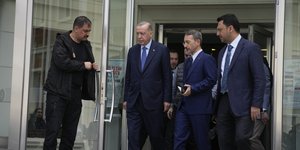 Ο Ερντογάν βγαίνει από κτίριο