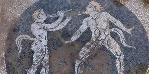 Ερέτρια: Αποκαλύφθηκε περίτεχνο ψηφιδωτό δάπεδο του 4ου αιώνα π.Χ. με Σάτυρους από φυσικά βότσαλα
