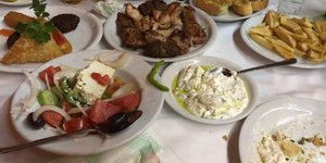 Το ελληνικό φαγητό που λατρεύουν οι τουρίστες αλλά οι ντόπιοι δεν το παραγγέλνουν... σχεδόν ποτέ