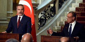 Αριστερά ο Τούρκος ΥΠΕΞ Χ. Φιντάν, δεξιά ο Αιγύπτιος ομόλογός του Μπ. Αμπτελάτι