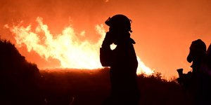 Φωτιά σε εξέλιξη στον Βαρνάβα Αττικής