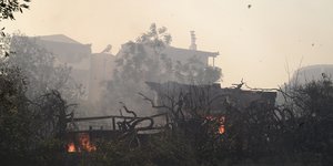 Επεκτείνεται το πύρινο μέτωπο στην Αττική