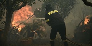 Συνεχίζεται η μάχη των πυροσβεστών με τις φλόγες