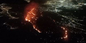 Το μέτωπο της φωτιάς στην Αττική από αεροπλάνο