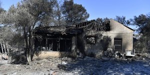 Καμμένο σπίτι στην περιοχή Πάτημα Χαλανδρίου από τη φωτιά στη βορειοανατολική Αττική