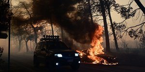 Στο νοσοκομείο οκτώ άτομα λόγω της φωτιάς στον Βαρνάβα