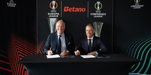  Guy-Laurent Epstein, Marketing Director της UEFA & ο Άρης Δημαράκης, Deputy CEO και COO της Kaizen Gaming κατά τη διάρκεια της εκδήλωσης για την υπογραφή της χορηγικής συμφωνίας που πραγματοποιήθηκε στο Μονακό.