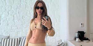Η Ελένη Φουρέιρα ποζάρει στον καθρέφτη
