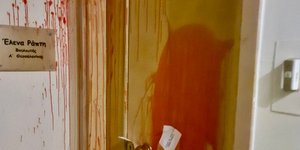 Επίθεση με μπογιές στο πολιτικό γραφείο της Έλενας Ράπτη