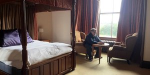 Ο Γκιγιέρμο ντελ Τόρο στο στοιχεωμένο δωμάτιο της βικτωριανής έπαυλης