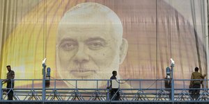 Πανό του Ισμαήλ Χανίγια στο Ιράν μετά τη δολοφονία του