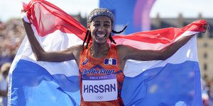 H Σιφάν Χασάν στον τερματισμό του μαραθωνίου με την ολλανδική σημαία