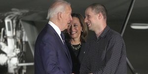 O πρόεδρος των ΗΠΑ Τζο Μπάιντεν και η αντιπρόεδρος Χάρις με τον δημοσιογράφο Έβαν Γκέρσκοβιτς