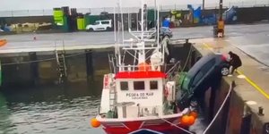 Oδηγός προσπαθεί να συγκρατήσει το αυτοκίνητό του καθώς πέφτει στα νερά λιμανιού στην Ισπανία