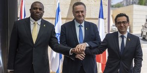 Ντέιβιντ Λάμι-Ισραέλ Κατς-Στεφάν Σεζουρνέ