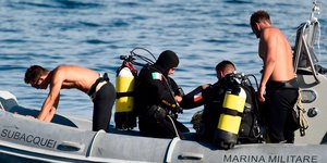 Έρευνες για τον εντοπισμό των αγνοούμενων ανοιχτά της Σικελίας