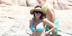 Η Καλομοίρα με γαλάζιο μαγιό