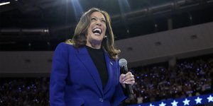 Η Κάμαλα Χάρις και επίσημα υποψήφια των Δημοκρατικών για τις προεδρικές εκλογές του Νοεμβρίου